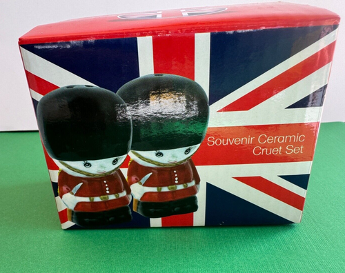 British Souvenir Buckingham Palace Royal Guardsmen Ceramic Salt/ Pepper Shakers - Picture 4 of 9
