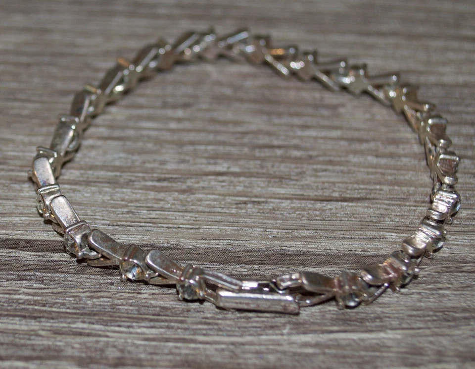 Винтажный браслет Avon 7,5 дюйма серебристого тона и кубического циркония со складной застежкой - Изображение 4 из 4