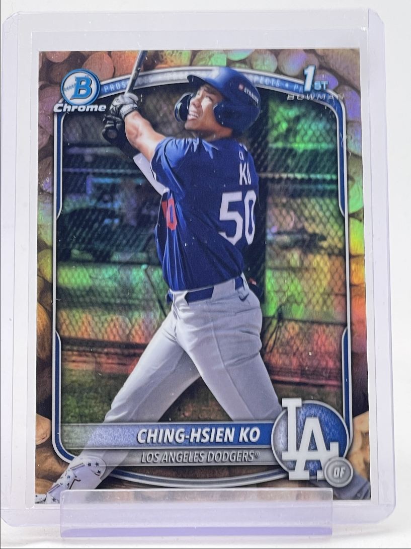 CHING-HSIEN KO 2025 BOWMAN CHROME 1ST PEANUTS REFRACTOR DODGERS Q3562