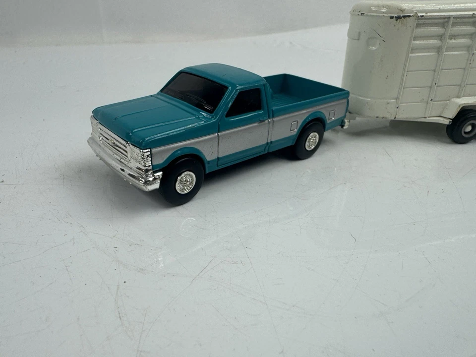 Ertl Farm Country Ford F-250 4x4 Pickup Truck with Horse Livestock Trailer - Image 2 of 4