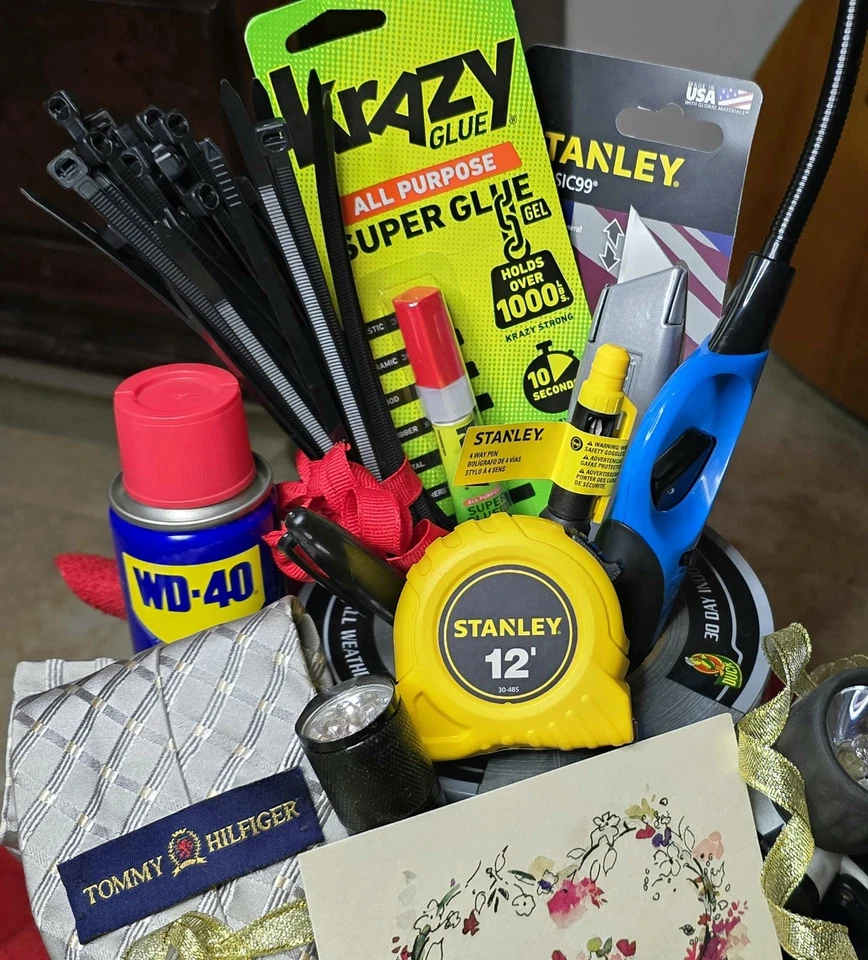 Divertida cesta de regalo kit de emergencia para hombre - DUCT, WD40, súper pegamento, herramientas Stanley+ Foto 4 de 4