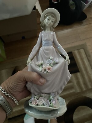 LLadro Flowers in the Basket Porcelain Gloss Figurine No. 5027