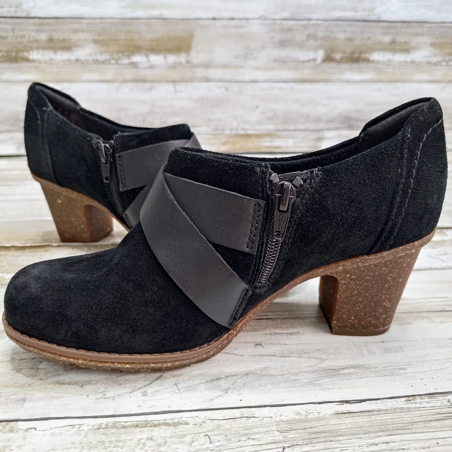 Clarks Pantofole da donna in pelle scamosciata con colletto lavorato a maglia e fodera in pelliccia sintetica, pantofole per interni ed esterni, pantofole da donna con intersuola in sughero, nero, 37