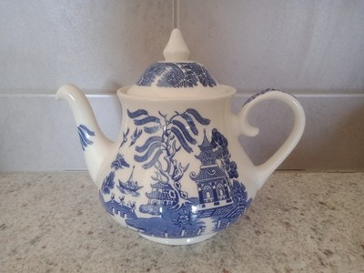 E.I.T. Blue Willow. Teapot. (C:750mL). Made In England. **