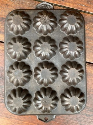 Griswold Cast Iron #240 Turks Head Gem Pan
