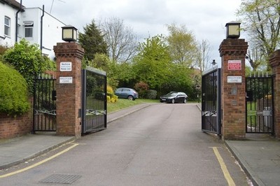 Photo 6x4 Hollyview Close Hendon/TQ2389  c2017