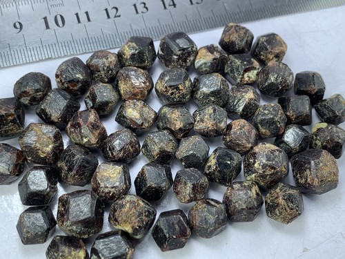 750 Carats Terminated Almandine Garnet Crystals Lot. - Picture 5 of 6