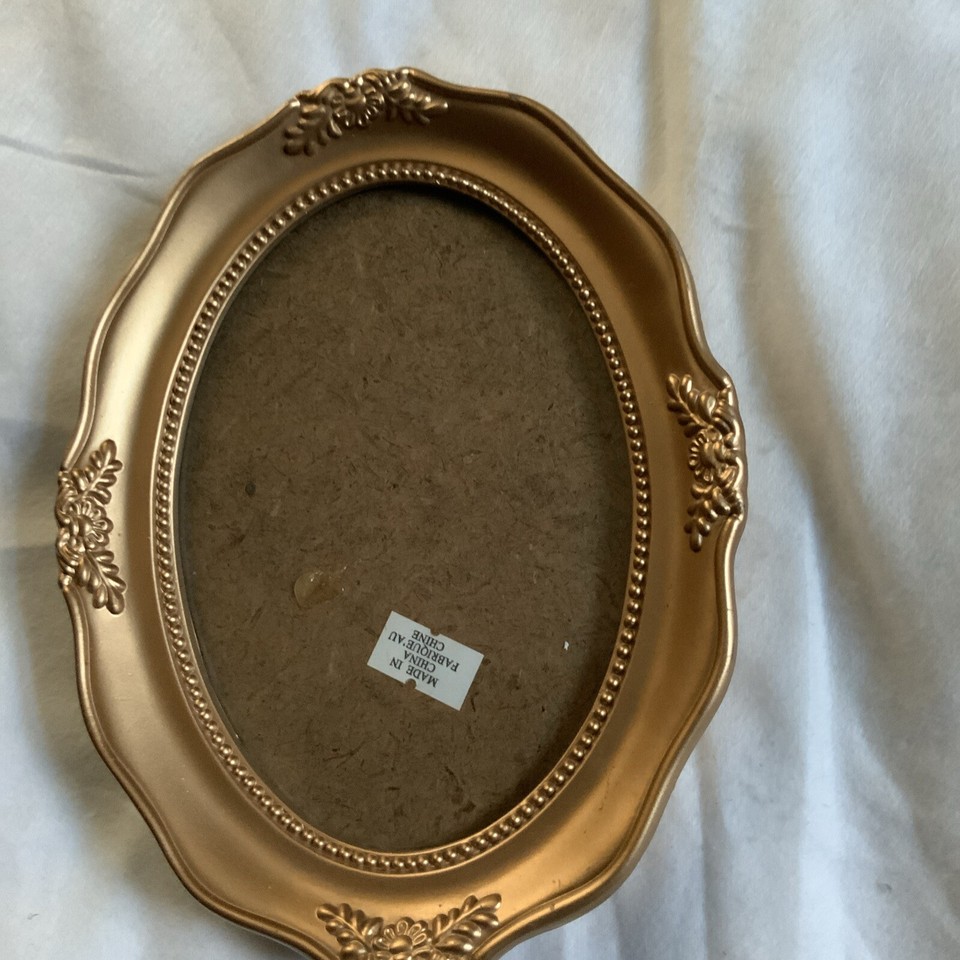 BEAUTIFUL SMALL RESIN ORNATE OVAL PHOTO FRAME WITH A GOLD FINISH WALL