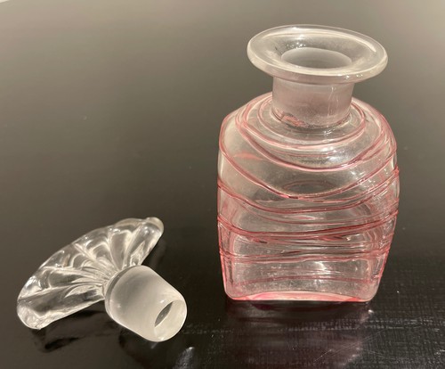 STEUBEN Glass Pink Perfume Cologne Bottle Shell Stopper Signed - Picture 3 of 4
