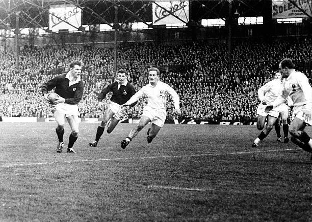 Scotlands Arthur Smith Runs At The French Backs 1961 OLD RUGBY PHOTO