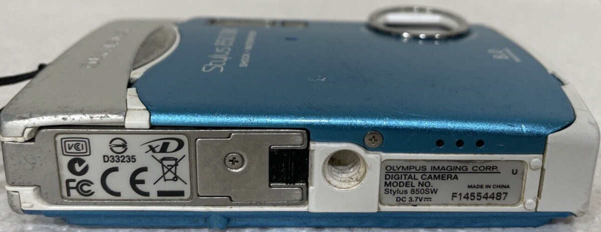 Olympus Stylus 850 SW 8.0MP Digital Camera (Blue) - POWERS ON
