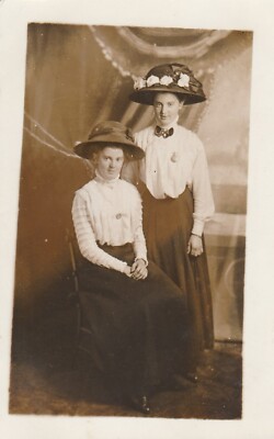 UNBEKANNTE FRAUEN MIT HÜTEN - Vintage POSTKARTE