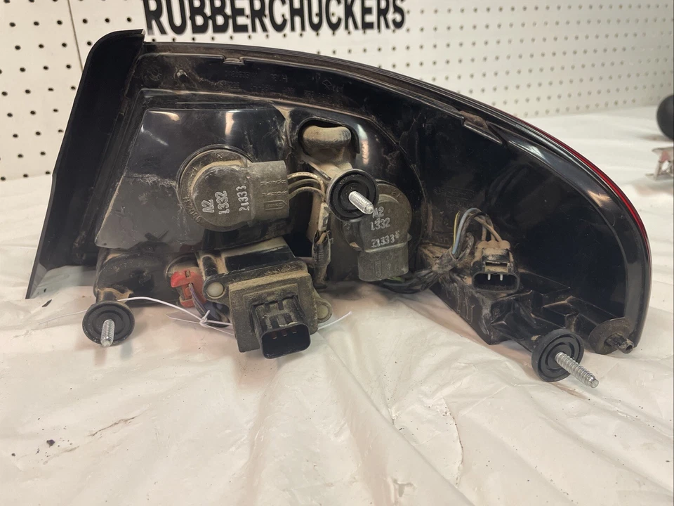 Dodge Stratus 2002-2006 lado del conductor luz trasera izquierda fabricante original con bombillas Foto 4 de 4