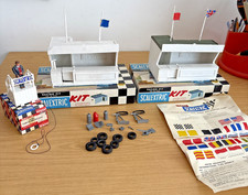 CK66: Scalextric K/701 Racing Pit x 2 + F303 Starter on Rostrum