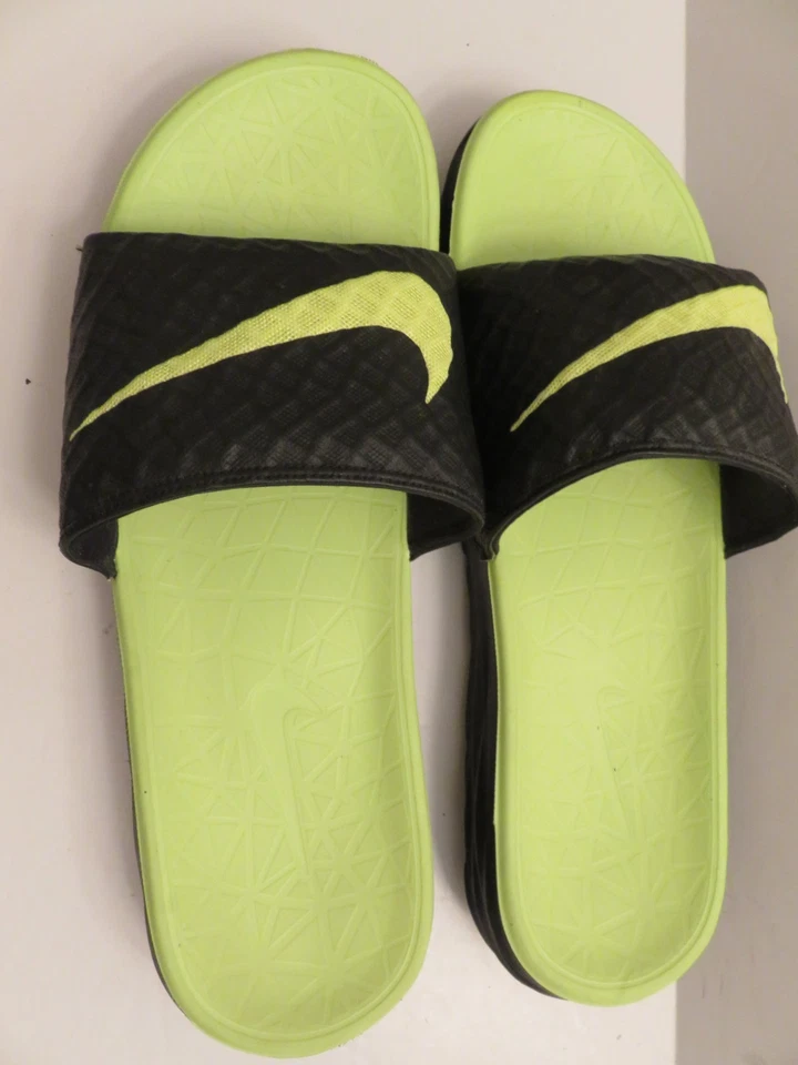 NUEVO SIN ETIQUETAS Nike Benassi Solarsoft Zapatos Deslizables Para Hombres Talla 13 Sandalias 705474-070 Negro Voltio Foto 3 de 4
