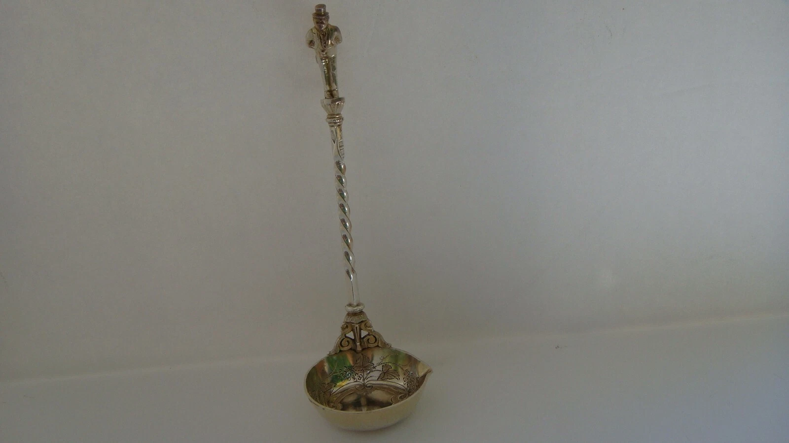 BEAUTIFUL FIGURAL ENGLISH SILVER PLATE SAUCE LADLE TWISTED HANDLE BUTLER ON TOP