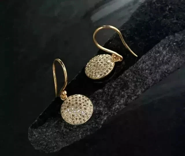 Pendientes colgantes de moissanita real de 2 quilates de corte redondo chapados en oro amarillo de 14 quilates en plata Foto 3 de 4