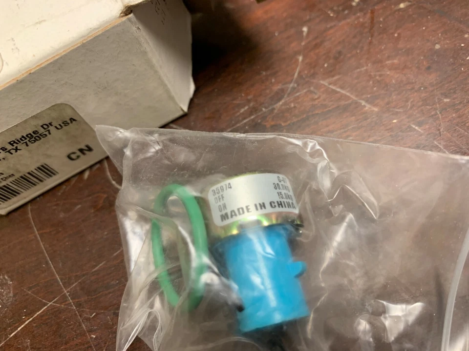 UN INTERRUPTOR DE CUATRO ESTACIONES GENUINO 35974  Foto 3 de 4