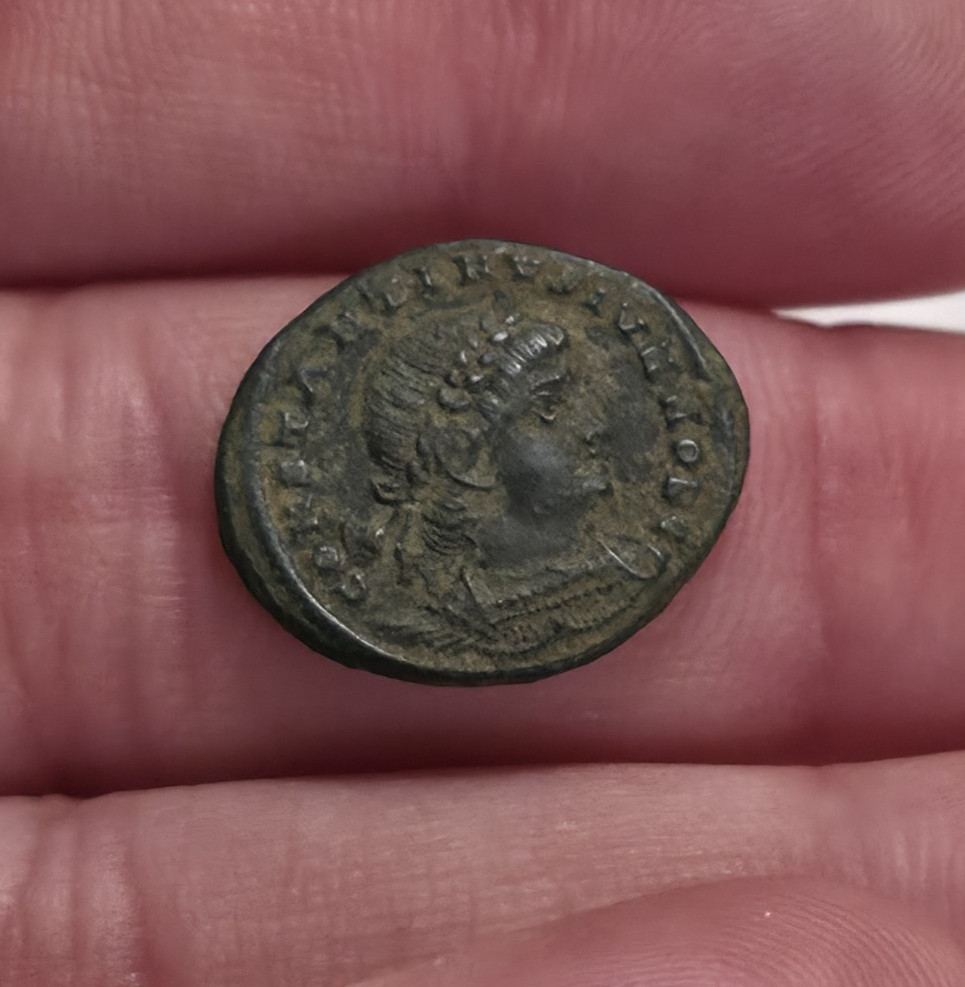 Constantine II (AD 337-340) AE3, GLORIA EXERCITVS RIC VII Antioch 109 ~1.9g/17mm