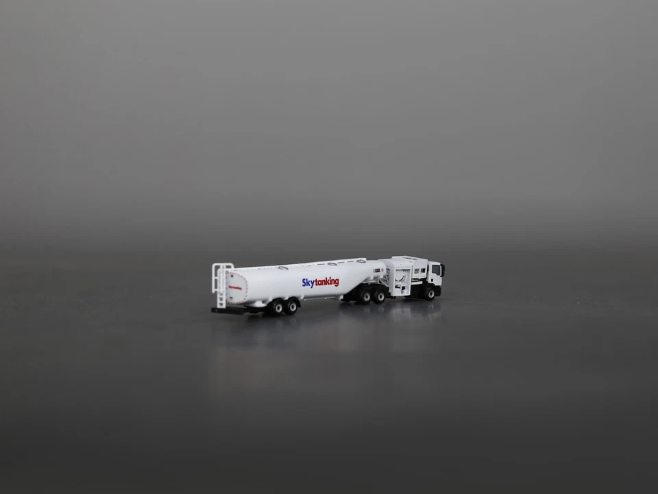 1/200 Aircraft gas refueller Finished Printed 3D Model - Image 2 of 3