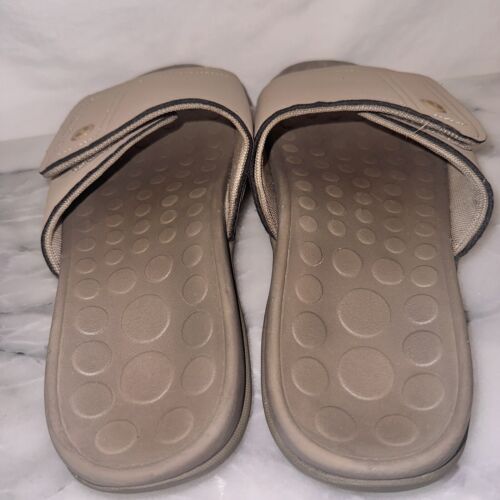 Vionic Kiwi Slide Sandalo W9 Controllo Movimento Ortotico Cammello Cachi Unisex - Foto 8 di 12