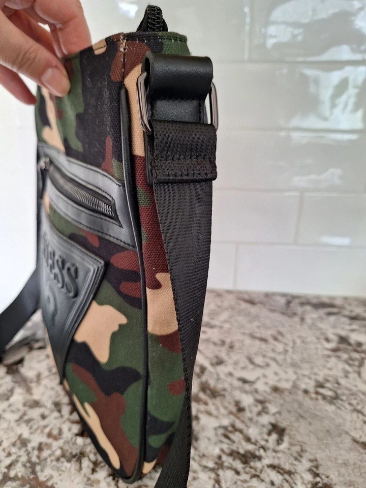 Bolso camuflado para hombre GUESS Foto 4 de 4