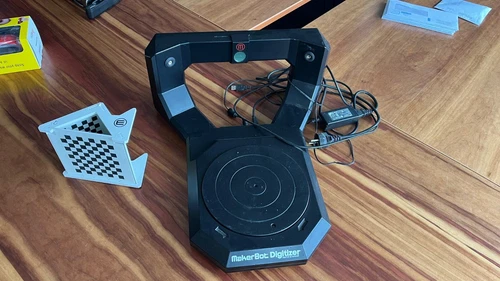 SCANNER 3D  MAKERBOT  DIGITIZER  AVEC PLATEAU TOURNANT NOIR 