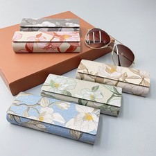 Magnetisches PU Leder Sonnenbrillenetui kompakte Gr&ouml;&szlig;e Blumenstickerei Muster