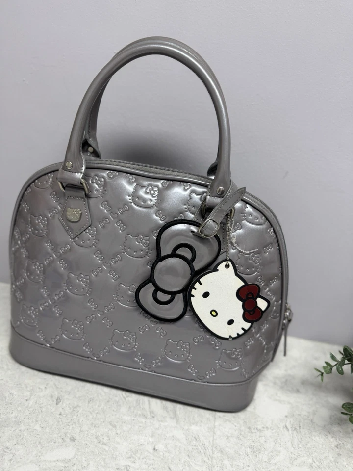 Bolso Hello Kitty x Loungefly Medio Gris Repujado 14" x 11" Foto 3 de 4
