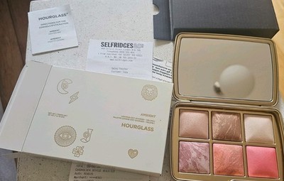 HOURGLASS Ambient Lighting Edit Charms Palette nicht online verfügbar
