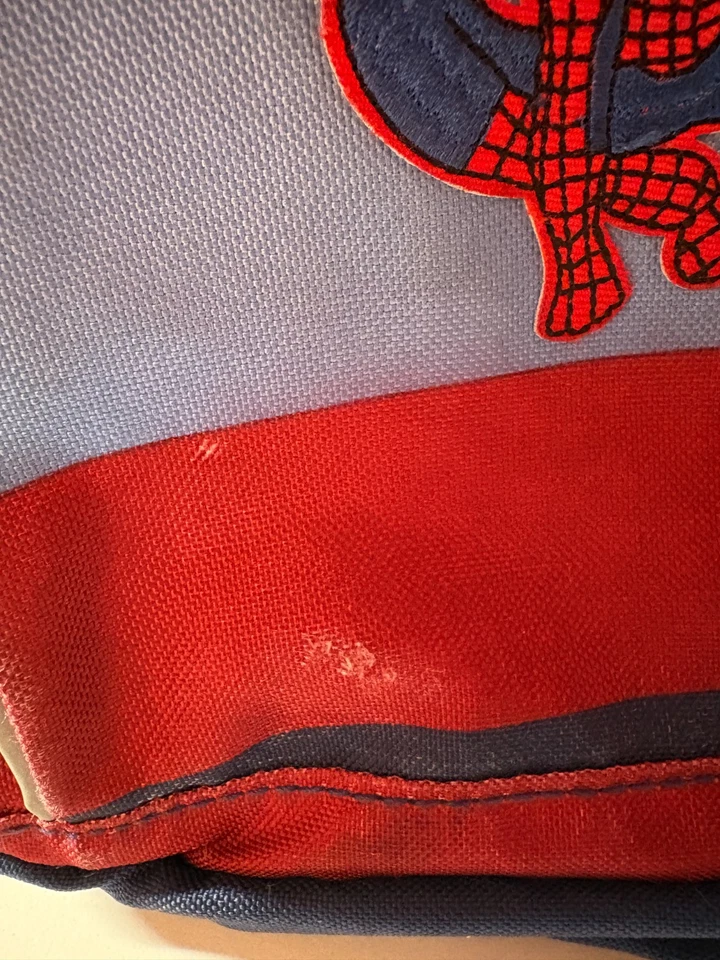 Mochila pequeña Pottery Barn Kids Fairfax rayas roja azul marino con nombre_George Foto 4 de 4