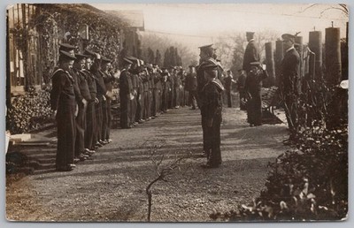 KÖNIGLICHE MARINE Auszubildende auf Parade an einem unbekannten Ort um 1910 RP Postkarte