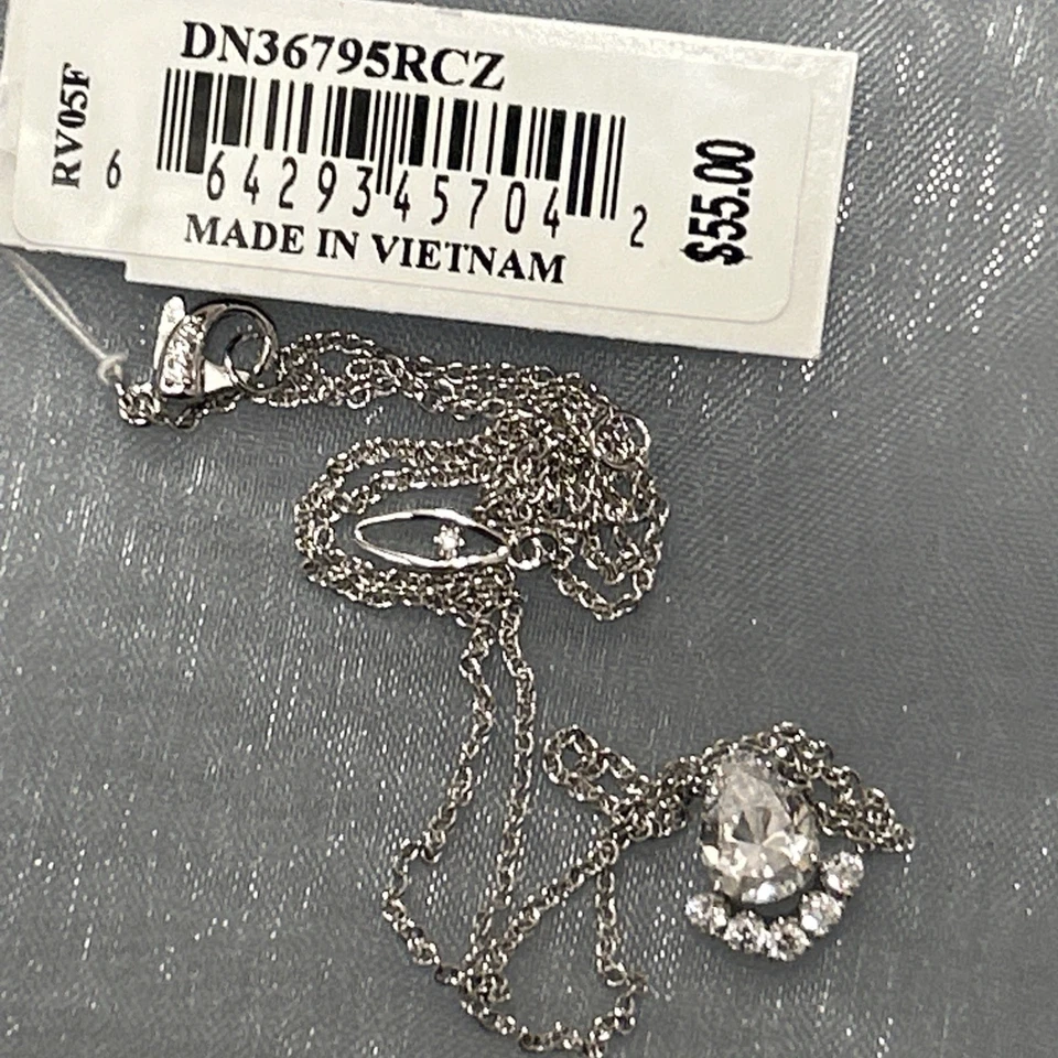 Collar Eliot Danori Brillante Corazón Colgante Chapado en Rodio Foto 4 de 4