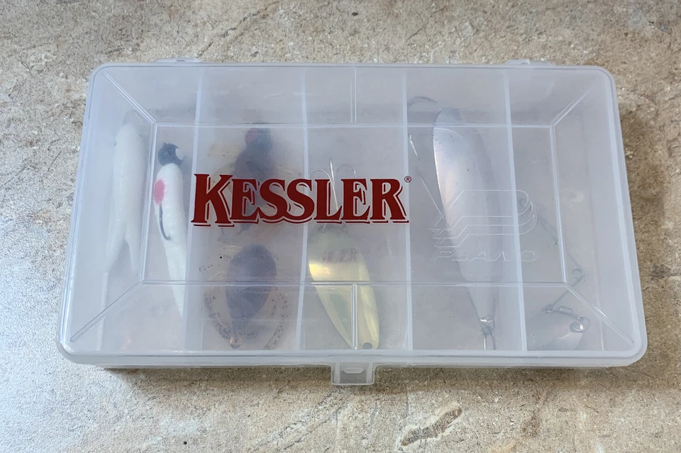 Plano 3449 Johnson’s Kessler 威士忌 Stowaway Lure 存储盒 5 隔层 美国 — 第 2/4 张图片