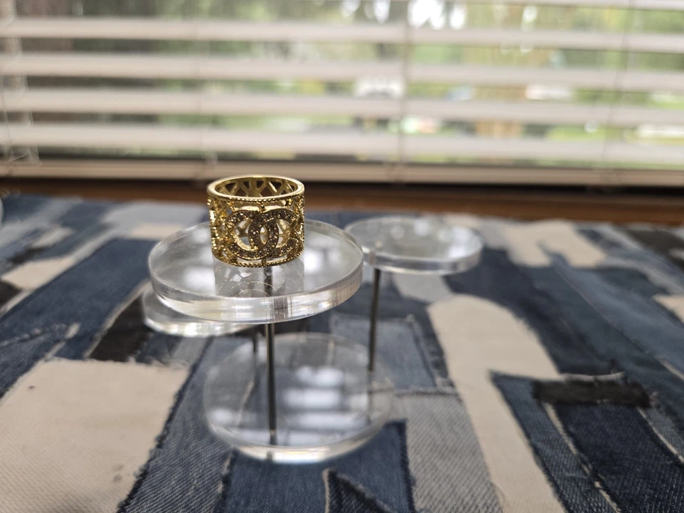 Anillo de diseñador de oro y diamantes de imitación - bisutería de diseñador Foto 3 de 3