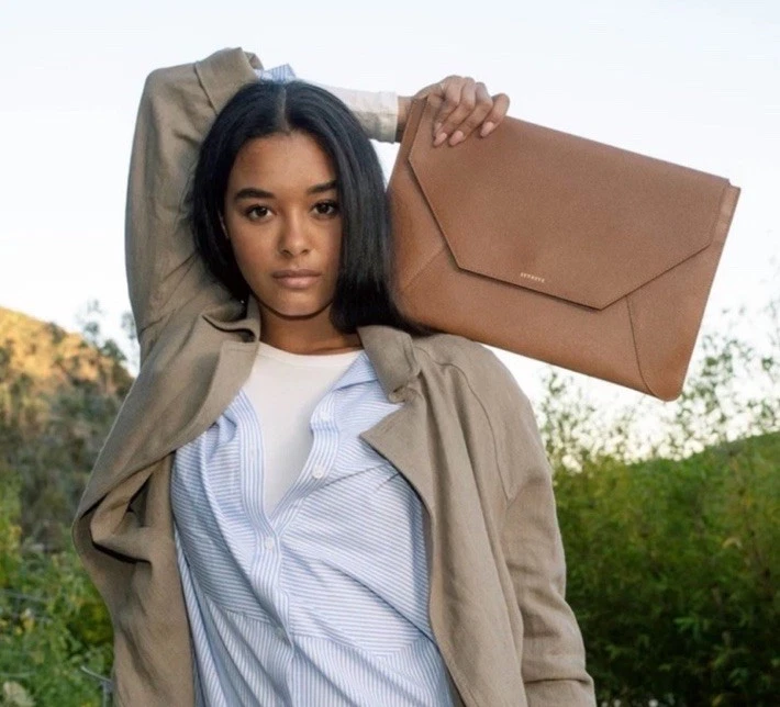 NOVO Envelope Senreve 13" Laptop Capa Couro Clutch Pebbled/Coral/Rosa Dourado - Imagem 3 de 4