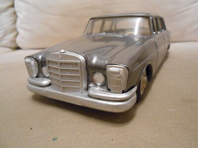 '' Mercedes-Benz 220 SE '' GAMA ca. 22,5 cm mittel-grau-metallic Unikat