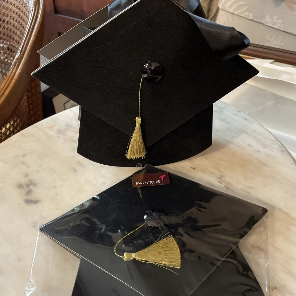 "Lote de 2 bolsas de regalo de fieltro 3D con borla gorra de graduación de papiro de 6"" x 6"" precio de venta sugerido por el fabricante $ 14". Foto 2 de 4
