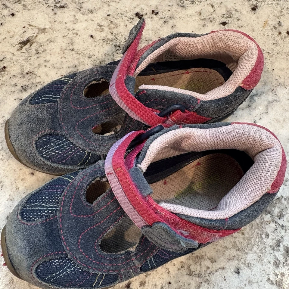 Chinelo infantil Stride Rite tamanho 7,5 de largura - Imagem 2 de 4