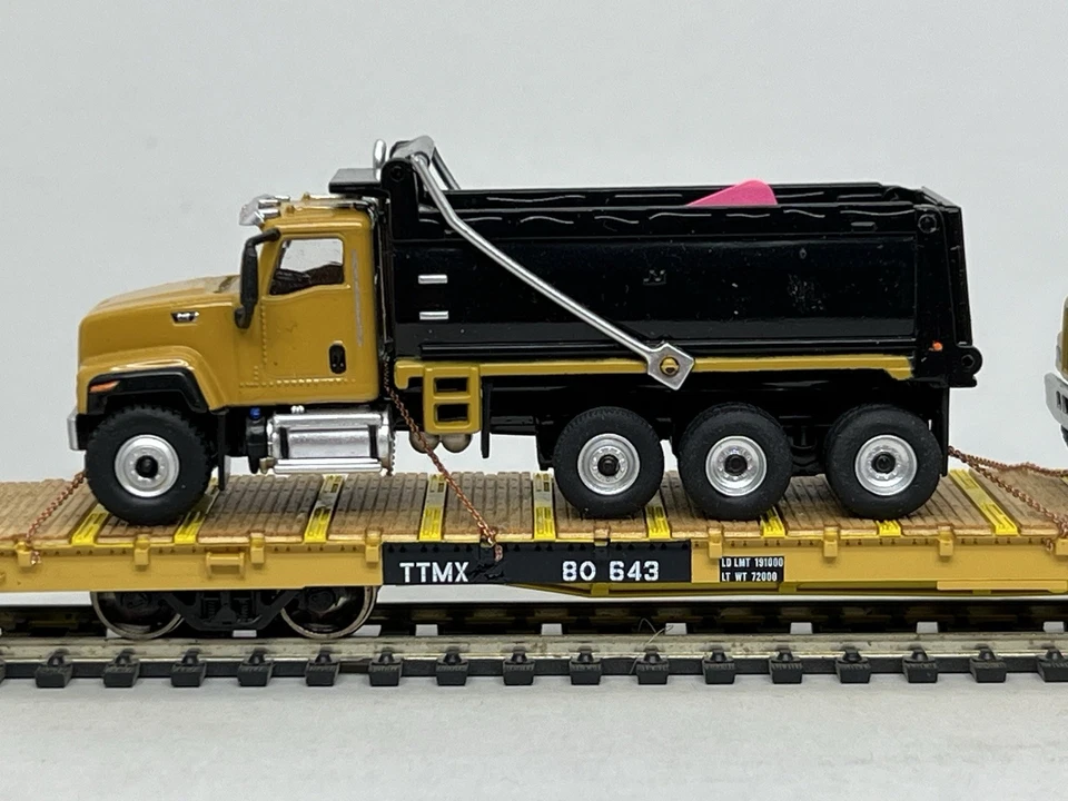 Scaletrains 68’ Ralphstrains custom TTMX 80643 w Caterpillar On Road Dump Trucks - Image 4 of 4