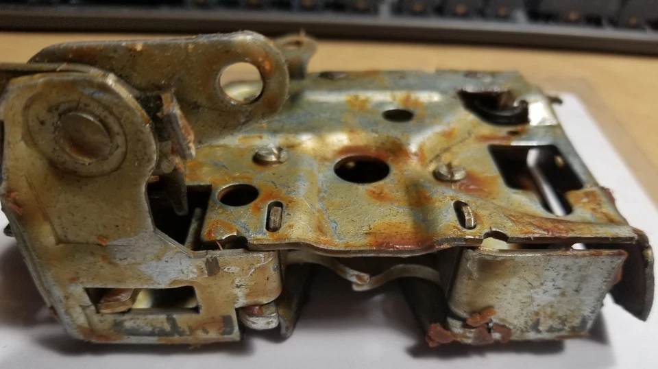 Pestillo de puerta delantera derecha Ford D9AZ-5421812-A 1979-91 LTD fabricante de equipos originales Foto 3 de 4