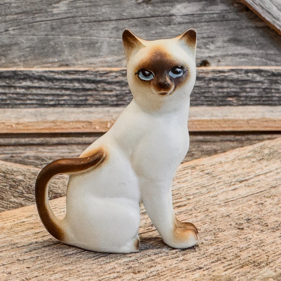 Most Adorable Collection of 9 - Vintage Miniature Cat and Kitten Figurines - Image 3 of 4