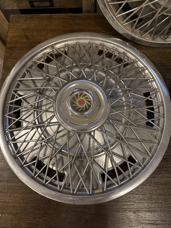 Lote de cuatro tapacubos vintage 15-16 en Chevy Corvette Foto 2 de 4