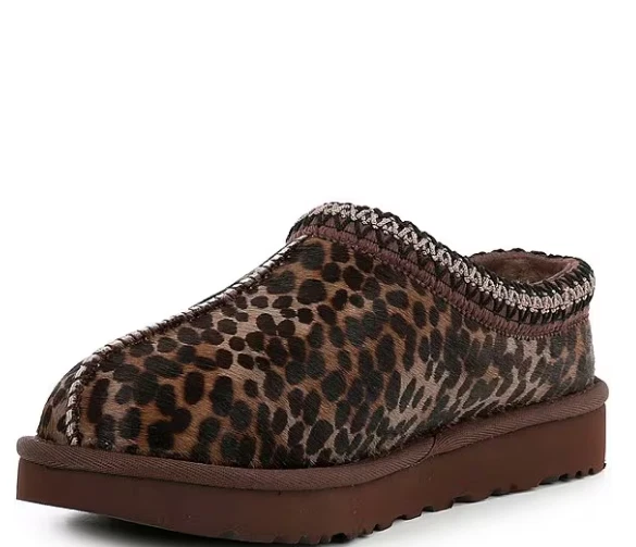 Zapatillas zueco de pelo de becerro UGG para mujer Tasmania Caspio con estampado de animales manchados, quemadas C Foto 4 de 4