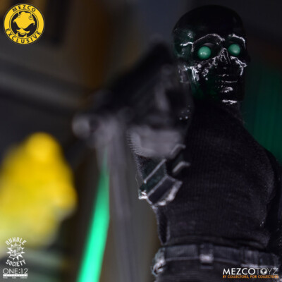 MEZCO TOYS One:12 Black Skully 1/12th 6″ Limited Edition