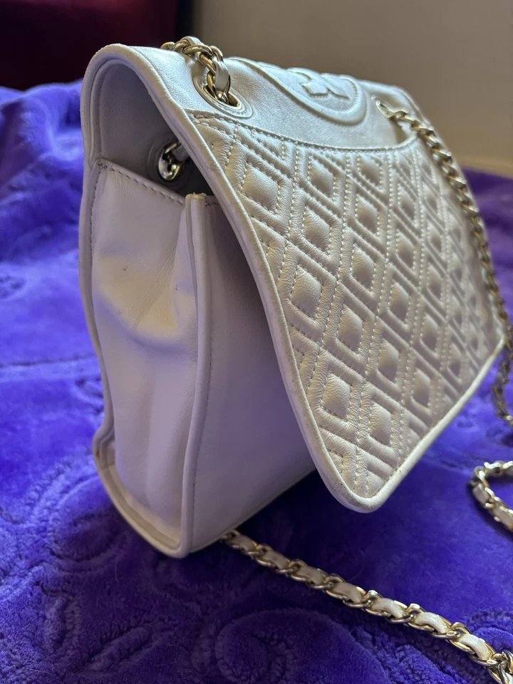 Bolso de hombro Tory Burch Fleming acolchado de cuero con solapa. Usado, excelente estado. Foto 3 de 4