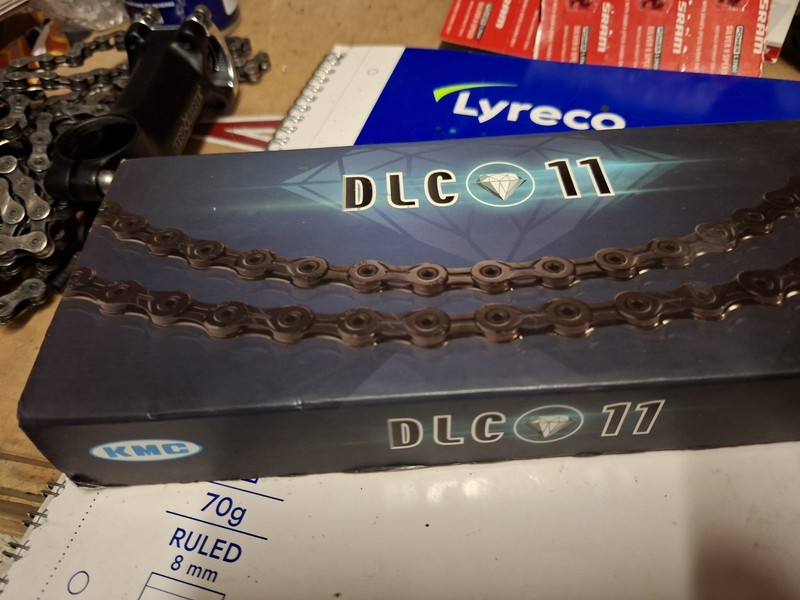 KMC DLC 11 Ceramic Chain 11 Speed Black/Black 