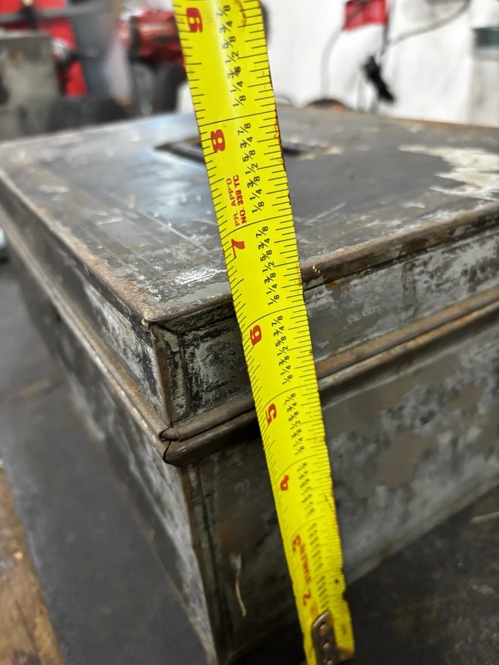 Antigua caja de almacenamiento de metal rústica antigua de colección caja fuerte antigua agujero para llaves Foto 4 de 4