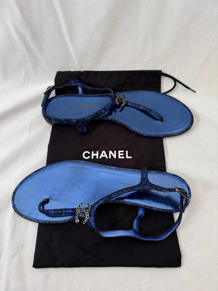 Chanel Women's Flats Blue Suede CC Studded Thong Sandals Size 38.5 C - Image 3 of 4