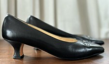 SALVATORE FERRAGAMO Sz 8 Black Leather Pumps Heels Logo Metal Charm DQ80774 D49